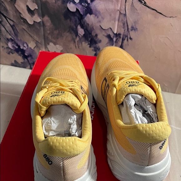 New Balance Women's Fresh Foam X 880v15 Yellow Athletic Shoes - Picture 6 of 8